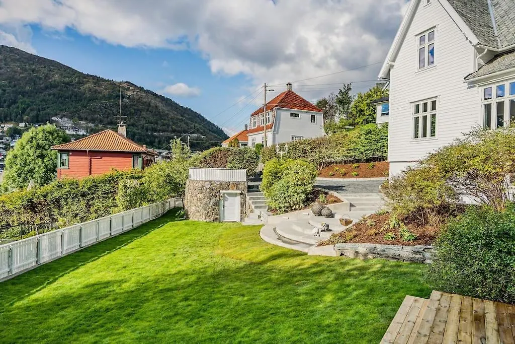 Villa Bergen. Historic Luxury Near The City Centre  베르겐